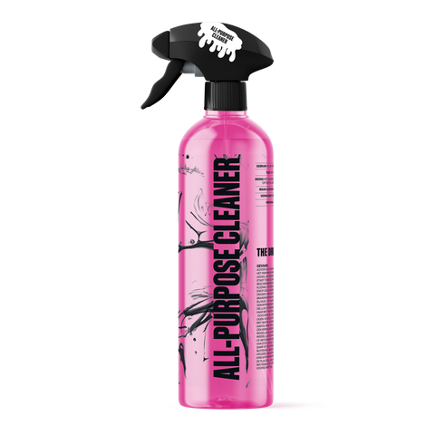 Close-up van Liquid Rebel All Purpose Cleaner in actie, verwijdert hardnekkig vuil van autolak en interieur