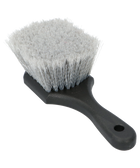 Wheely Soft velgenborstel in gebruik . zachte velgenborstel voor krasvrij reinigen van zwarte en hoogglanzende velgen .