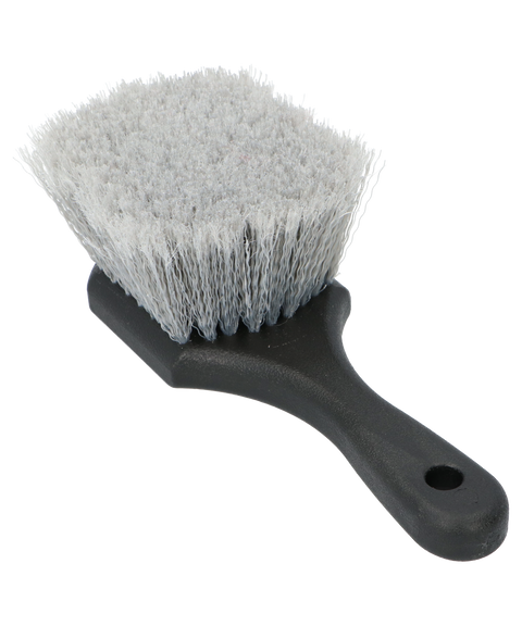 Wheely Soft velgenborstel in gebruik . zachte velgenborstel voor krasvrij reinigen van zwarte en hoogglanzende velgen .