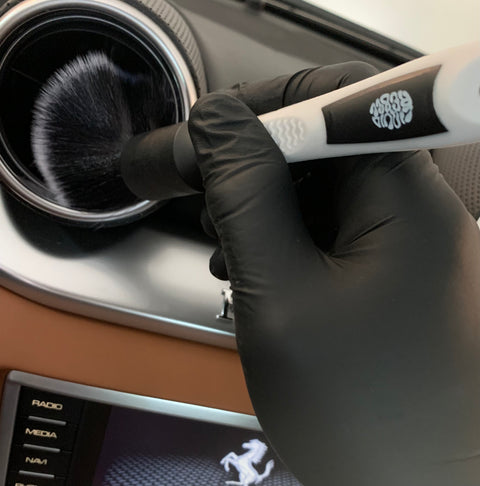Close-up van Liquid Rebel Soft Detailing Brush: een flexibele, zachte borstel die vuil verwijdert zonder krassen achter te laten. Perfect voor detailwerk, ergonomisch ontworpen en verkrijgbaar in 18 en 27 cm voor ultiem comfort en controle.